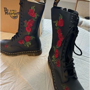Size 9 1914 Vonda black Dr. Martins brand new inbox.